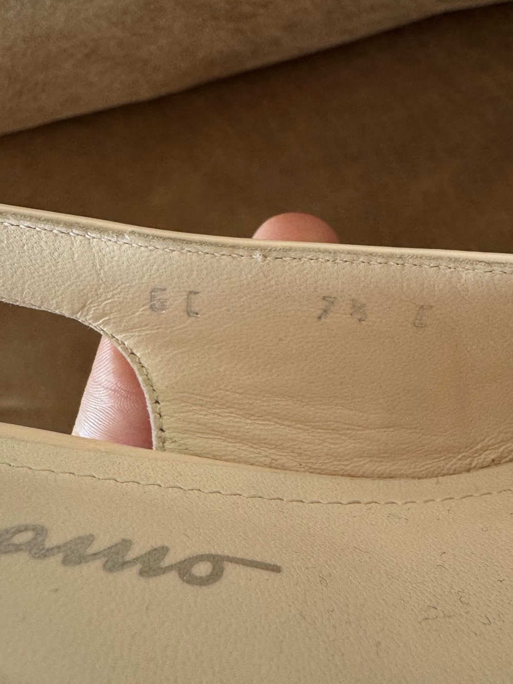 Salvatore Ferragamo Briget 7.5 C Pump Leather Classic Gancini Heel - Picture 5 of 5